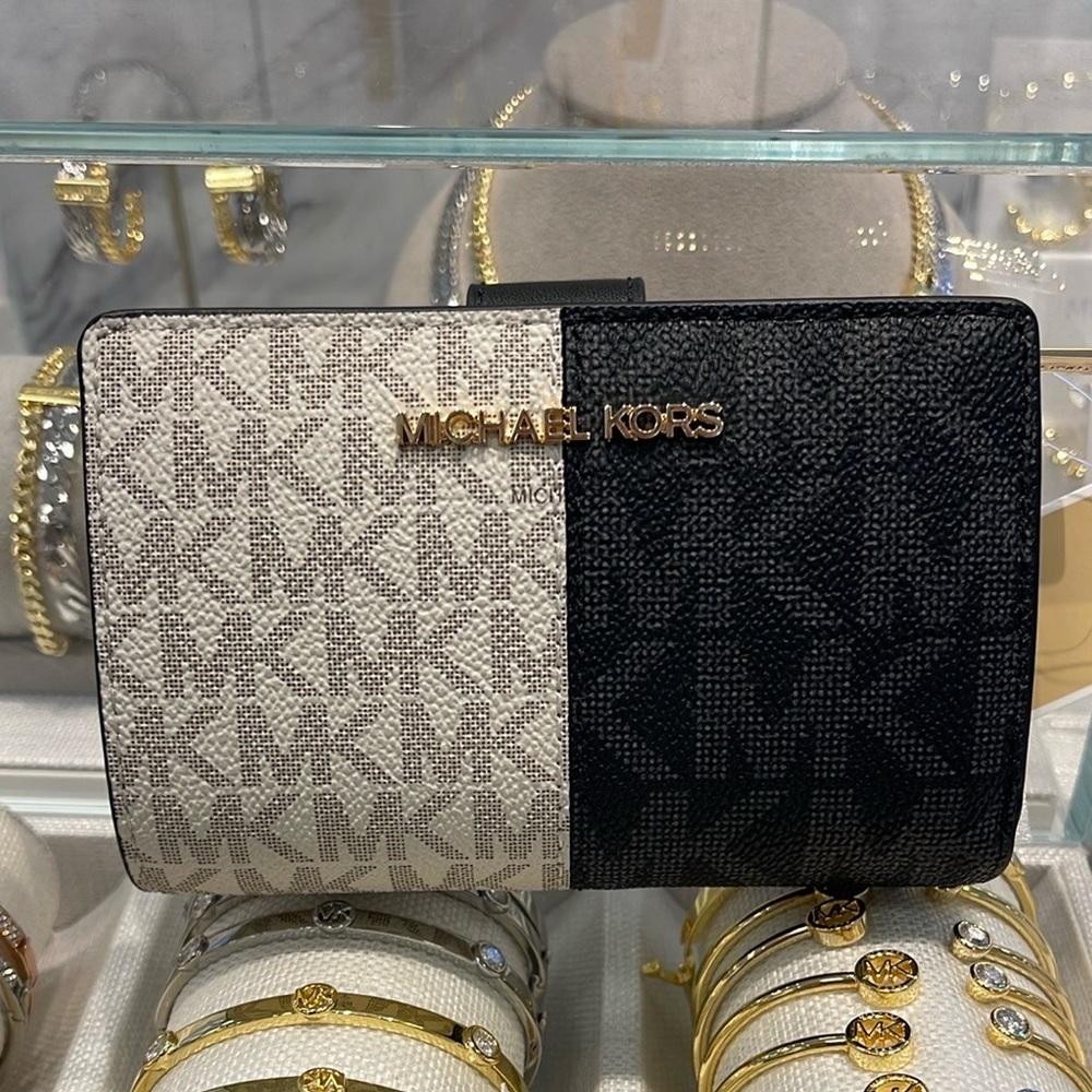 Michael Kors Jet Set Medium Two-Tone Logo Wallet
BLACK COMBO
NWT